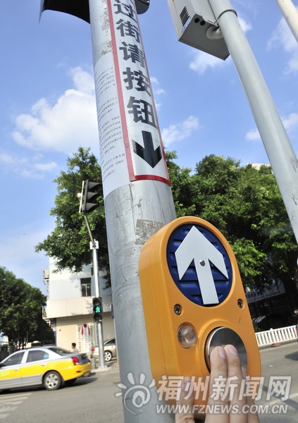 行人過街觸摸式信號燈上崗 6秒過渡后“紅變綠”