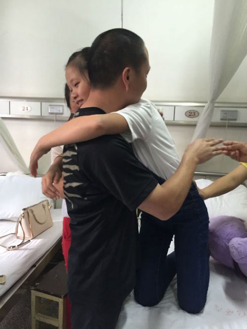癌癥晚期女孩與入獄父親見面：爸爸你要快點回來
