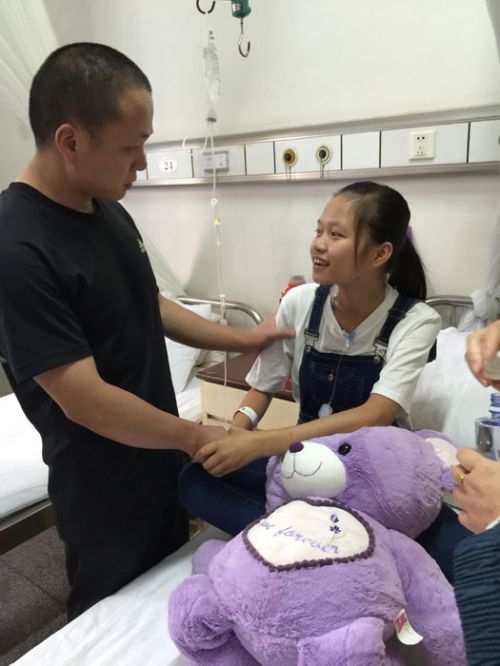 癌癥晚期女孩與入獄父親見面：爸爸你要快點回來