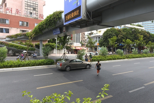 市民在天橋下橫穿馬路   