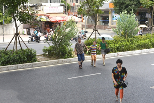 市民在天橋下橫穿馬路   