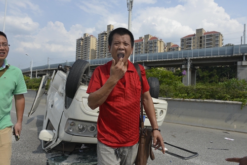 車爆胎翻了個四腳朝天 司機爬出車子發現磕壞4牙