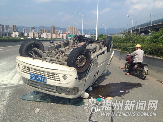 面包車突然爆胎引發(fā)翻車 司機(jī)磕掉4顆牙滿嘴是血