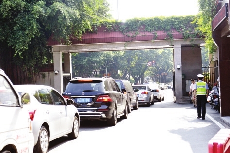 出西賓的車在路口前堵成一條龍