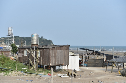 曾經美麗的沙灘，如今被大批違建侵占