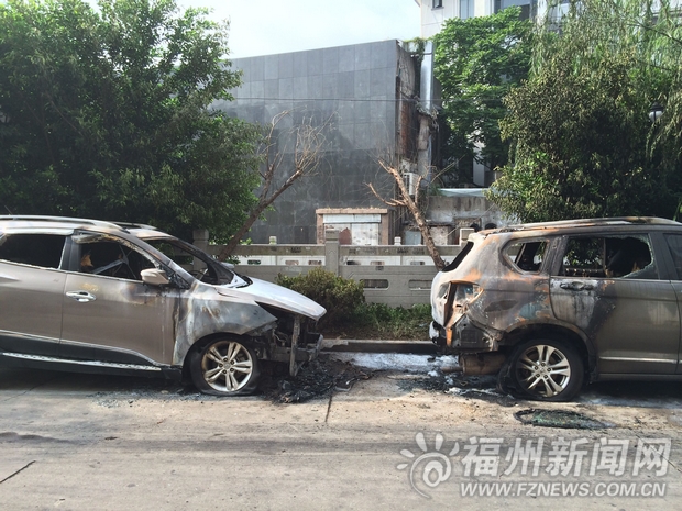 小車自燃殃及前車　保安用掉六個滅火器無濟(jì)于事