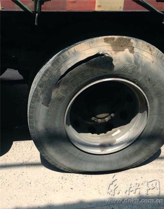 長樂一貨車壓到石塊后爆胎　飛濺玻璃碴劃傷路人