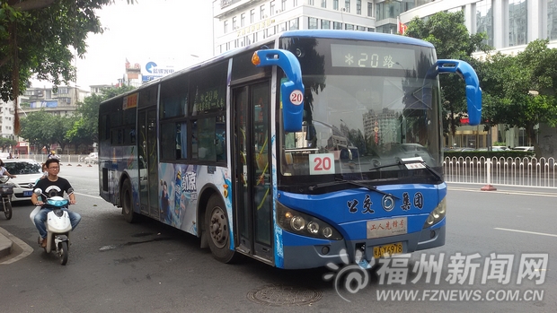 公交司機發高燒堅持安全停車　疏散乘客后倒車內