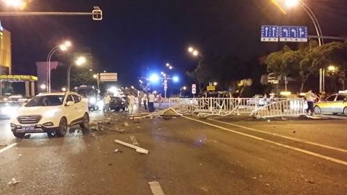 部門暫扣車午夜現鬧市狂飆　一路撞斷護欄后側翻