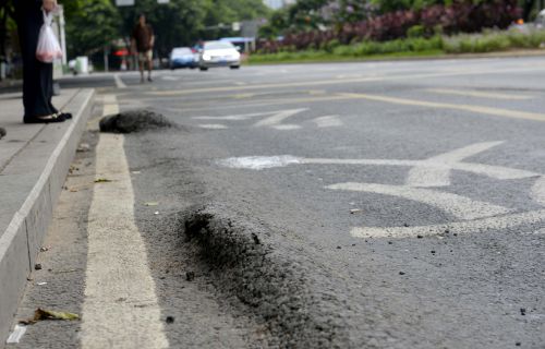 瀝青路面拱起