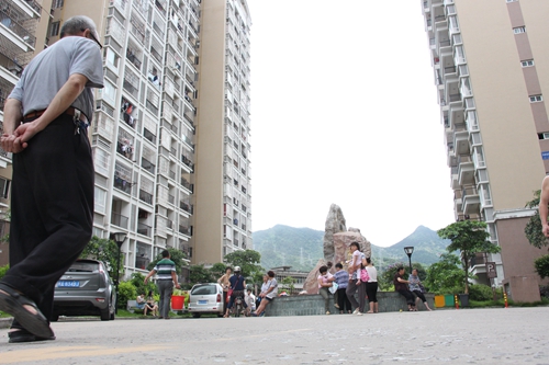 所有電梯都停運(yùn)，樓層高的業(yè)主待在小區(qū)樓下等待電梯恢復(fù) 