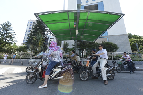 福飛路華林路口的遮陽棚，為市民遮陽