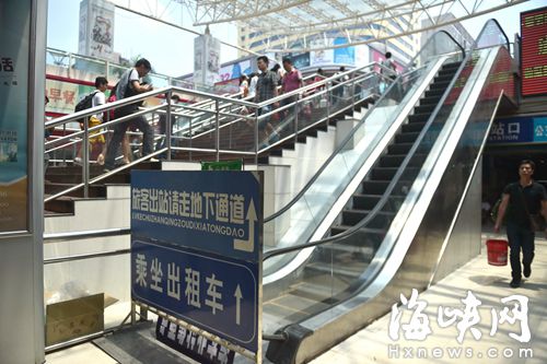 南廣場出站電梯停用后，旅客只能提著行李走樓梯，非常不方便