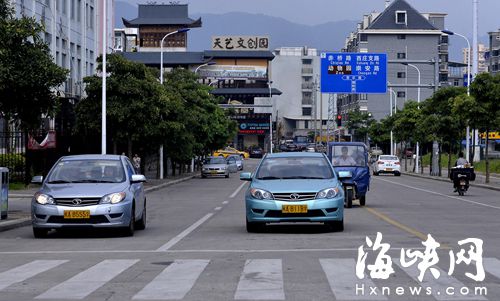 暑期學車潮存隱患：學員獨自練車　教練扎堆閑聊