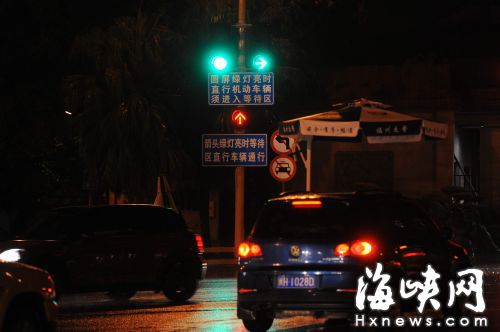 西賓門口左側信號燈組，控制華林路直行、右轉的車流