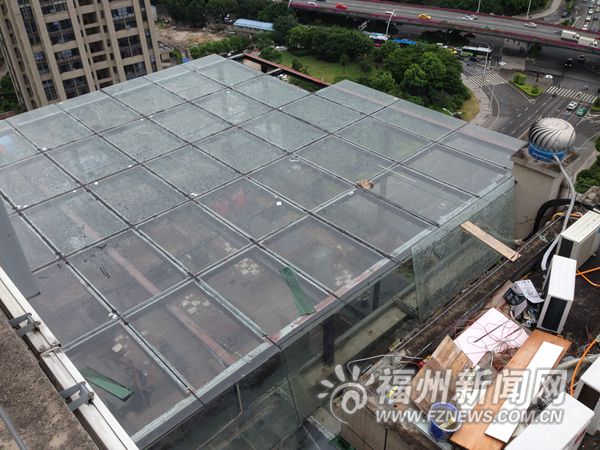 小區樓頂加蓋玻璃房疑似經營夜店　掛牌傳媒公司