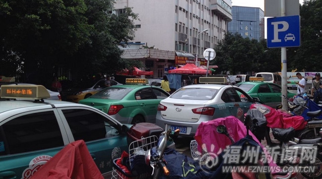 省婦幼保健院門口路段擁堵成頑疾　車亂停攤亂擺