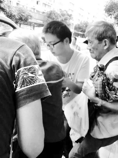依姆公交車上摔倒兩大學(xué)生扶起　幫忙叫來救護(hù)車