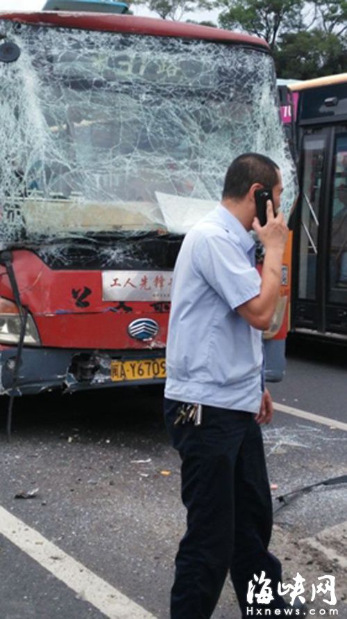 31路公交車前擋風玻璃撞成蜘蛛網狀（傷者家屬供圖）
