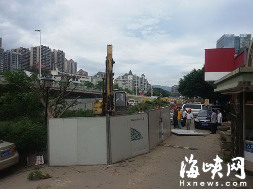 原本出現(xiàn)糾紛的地塊已進(jìn)行圍擋，施工恢復(fù)