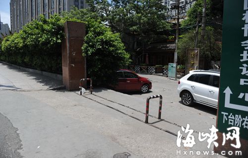 臺階就在烏山西路旁，由于沒有警示標識，不少車主誤闖  