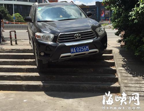 臺階就在烏山西路旁，由于沒有警示標識，不少車主誤闖  