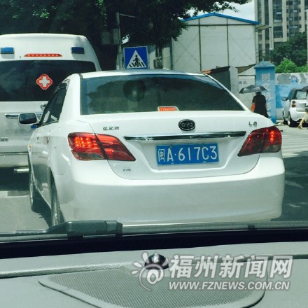 急救車(chē)?guó)Q笛還遭變道加塞　網(wǎng)友呼吁給生命讓條路
