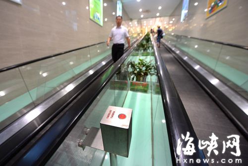 新華都華林店，扶梯旁有一個緊急停止按鈕
