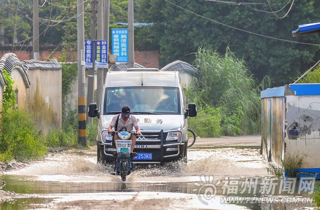 蓋山鎮雙洲路積水10多天不退　或從附近工地流出