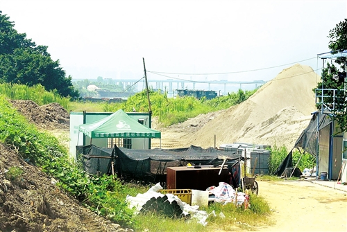 沙灘公園冒兩座砂山　偉業(yè)建材承認(rèn)非法“借地”