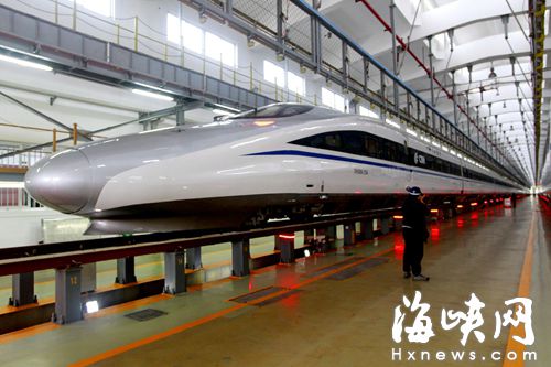 高鐵車頭的“鼻子”比動車車頭要長許多，能最大化減少風阻