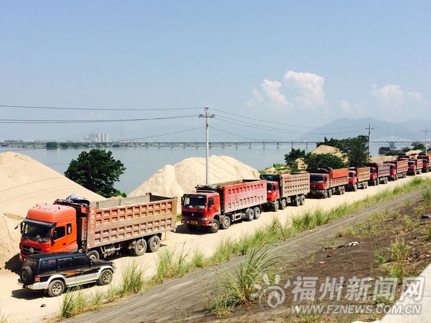 沙灘公園冒數個非法沙場　部門出動30多輛車取締