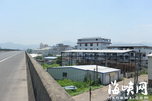 青口鎮高速公路邊，一違建廠房成了木材倉庫，昨被要求當日自行拆除