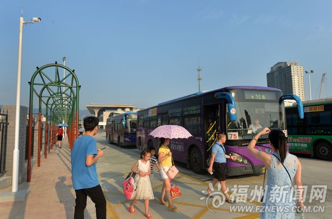 火車站公交總站搬遷首日秩序混亂　乘客暴曬候車