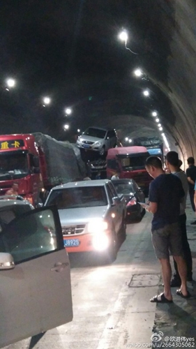 沈海高速紅山隧道內　兩貨車刮擦堵塞半小時(圖)