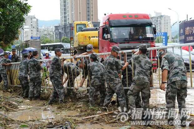 駐榕部隊(duì)官兵抗擊臺(tái)風(fēng)蘇迪羅 幫助恢復(fù)災(zāi)后秩序