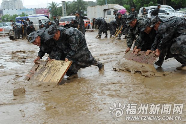 駐榕部隊官兵抗擊臺風蘇迪羅　幫助恢復災后秩序