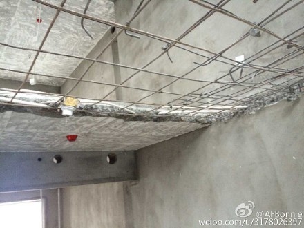 世歐王莊樓板厚約8厘米 業主懷疑存工程質量問題