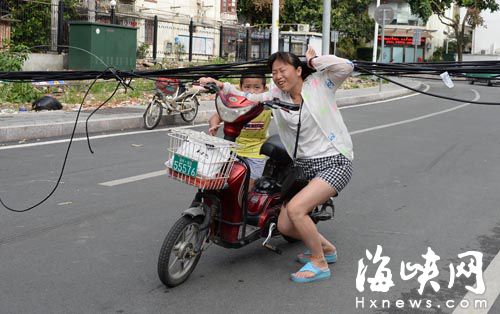 線纜擋路，母子艱難通過