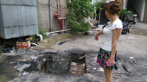 窨井蓋缺失，油污滿地