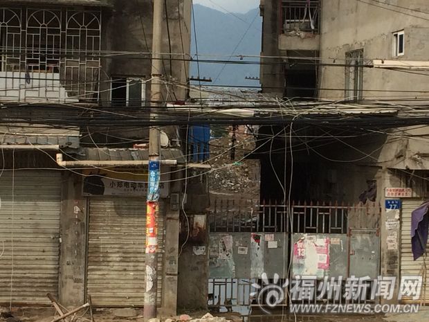 連潘拆遷地塊成渣土傾倒場　有人裝鐵門收進場費