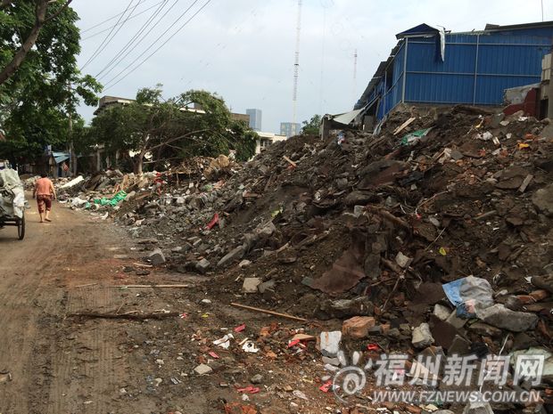 連潘拆遷地塊成渣土傾倒場(chǎng)　有人裝鐵門收進(jìn)場(chǎng)費(fèi)