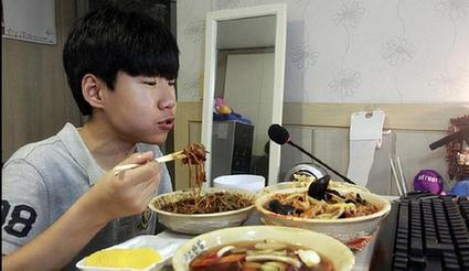 韓國14歲少年網(wǎng)絡(luò)直播吃飯 每天掙上萬元