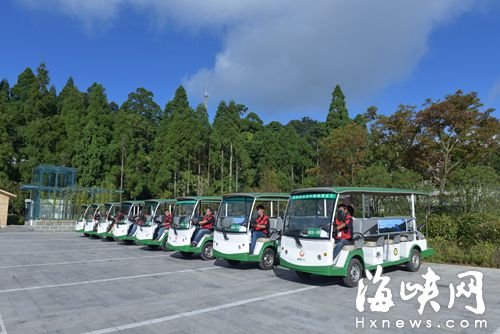 一輛觀光車可載十三名游客