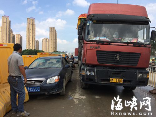 兩車并排停在狹窄路面上，堵癱了該路段