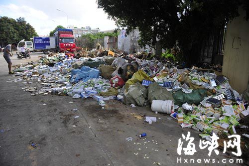 工業園內，醫療垃圾亂扔一地