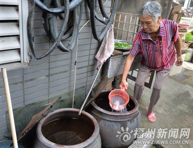 福灣新城春風苑間歇性供水　居民購買礦泉水做飯