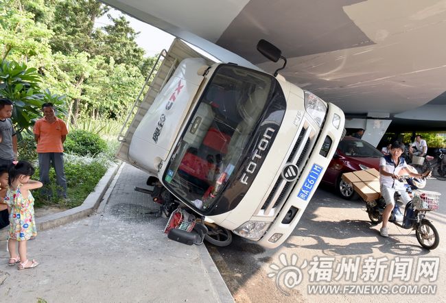 貨車硬闖五里亭限高橋洞轟然側翻　常常有車被卡