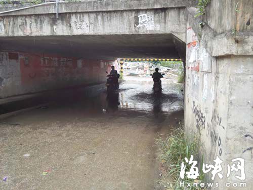 涵洞積水較深，行人基本難以通過