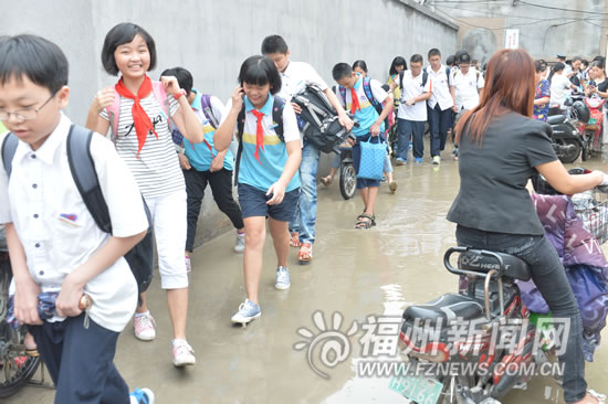 開學首日不少學校周邊“行路難”　家長盼早解決